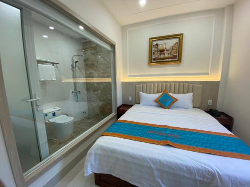 Kinh DinhKHÁCH SẠN Biển Xanh的一间卧室设有一张大床和淋浴
