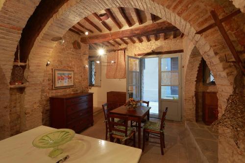 帕尼卡莱La Casina Del Lillotatini的房屋内的厨房和用餐室,配有拱门