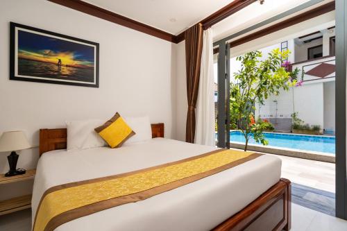 会安Haemer Villa Hoi An的一间卧室设有一张床和一个游泳池