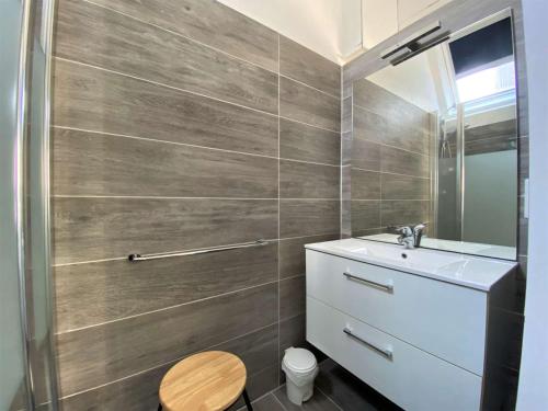 佩罗斯-吉雷克Appartement Perros-Guirec, 1 pièce, 2 personnes - FR-1-368-163的一间带水槽和镜子的浴室