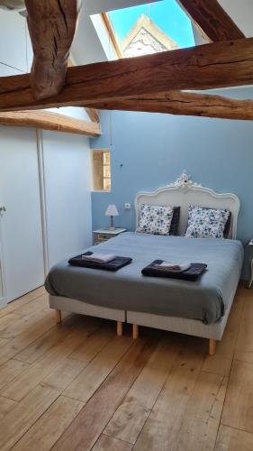 Villiers-sous-GrezL'Angelus de Villiers, belle suite dans corps de ferme的铺有木地板的客房内设有一间卧室和一张床。