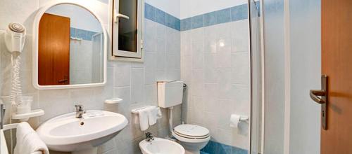 MontevagoTerme Acqua Pia的一间带水槽、卫生间和镜子的浴室