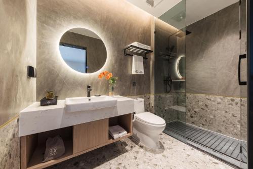 广州广州丽途国际公寓酒店（神舟路地铁站店）的一间带水槽、卫生间和镜子的浴室