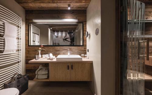 卡斯特尔罗托Alpin Boutique Villa Gabriela - Adults Only的一间带水槽和镜子的浴室