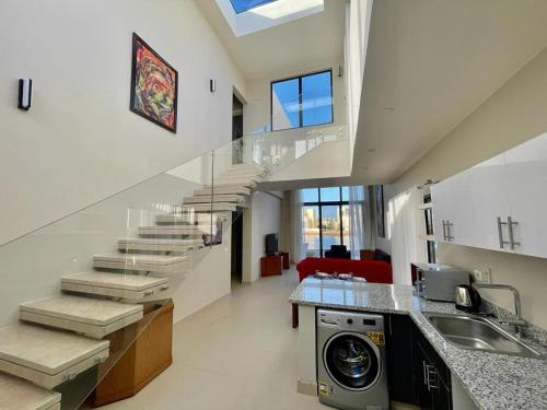 赫尔格达tawila T 31的房屋内的楼梯,设有厨房和洗衣机