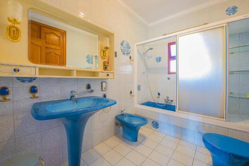 卡尔佩Villa Lina - PlusHolidays的浴室配有蓝色水槽和卫生间。