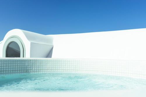 费拉天文宫套房酒店的一座大楼旁的浴缸,带水池