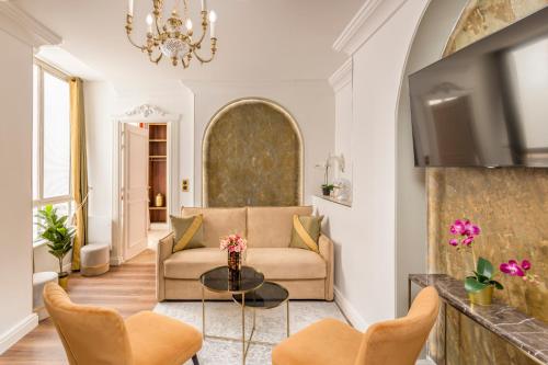 巴黎Luxury 2 bedrooms Apartment - Louvre Museum的客厅配有沙发和桌子