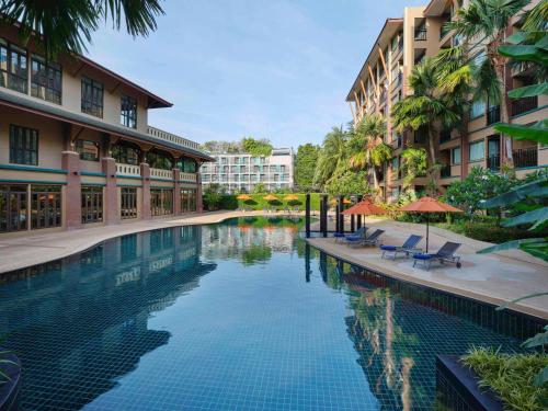 芭东海滩Novotel Phuket Vintage Park Resort的一座建筑物中央的游泳池