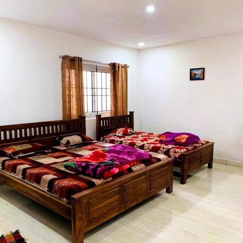 科代卡纳尔Kalyani Homestay的双床间设有2张单人床。