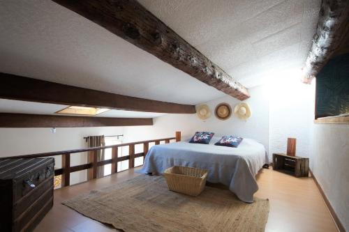卡西斯Appartement le Mehari的卧室配有一张床