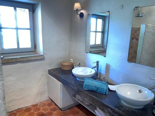 戈尔德In Gordes, facing the entire Luberon Park a beautiful 5 bedrooms house的浴室设有2个水槽和镜子