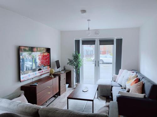 曼彻斯特Shared Modern Apartment Double Bedroom With Attached Bath的带沙发和平面电视的客厅
