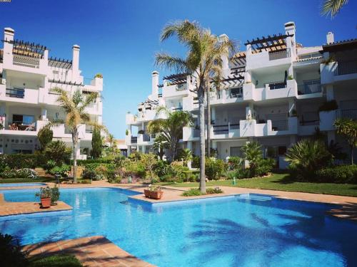 卡拉德米哈斯ARRUZAFA PLAYA Beachfront apartment La Cala de Mijas的一座大建筑前的游泳池