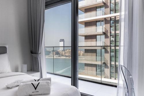 迪拜Sea View with Private Beach Access! 3BR & Maid Rm的卧室设有大窗户,享有城市美景。