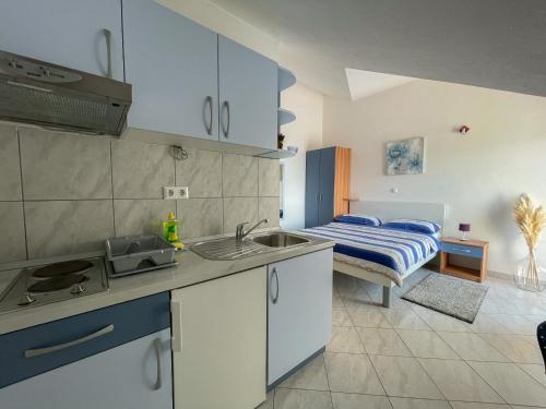 赫瓦尔玛瑞珈马格达莱纳公寓的一个带水槽的厨房和一张位于客房内的床