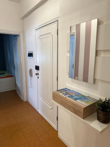 蒙特罗索阿尔马雷Casa Natalina的浴室设有水槽和墙上的镜子