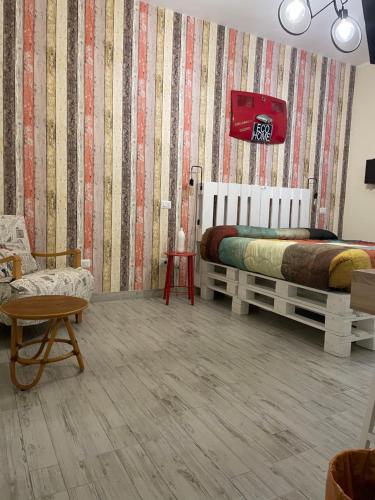 波坦察Alloggio Turistico Eco Home的一间卧室配有两张床、一张沙发和一张桌子