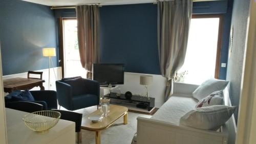 普罗旺斯艾克斯Center of Aix - charmful 1 bedroom aptmt Pythagore with parking的带沙发和电视的客厅