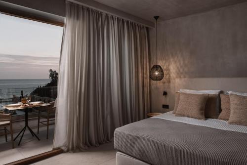 卡瓦拉Myra Hotel的一间卧室配有一张床,享有海景