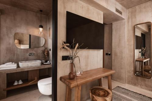 卡瓦拉Myra Hotel的一间带水槽、卫生间和镜子的浴室