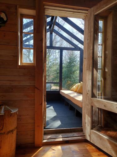 PuisePuise saunahouse and outdoor kitchen at Matsalu Nature Park的小屋内带大窗户的房间