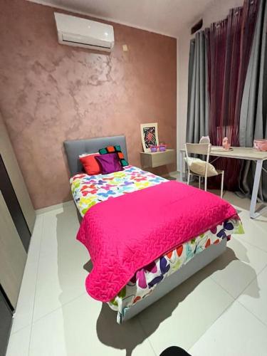 FguraDuplex Maisonette with roof的一间卧室配有一张带粉色毯子的床
