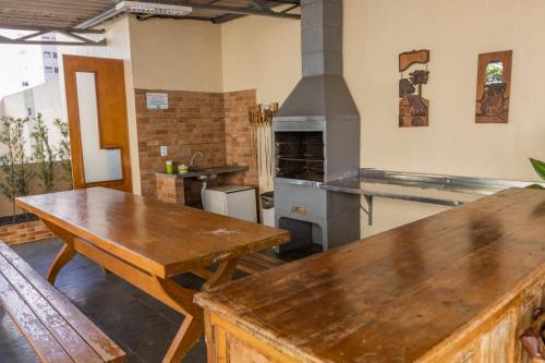 伊瓜苏劳伦斯酒店的厨房配有木桌和烤箱。
