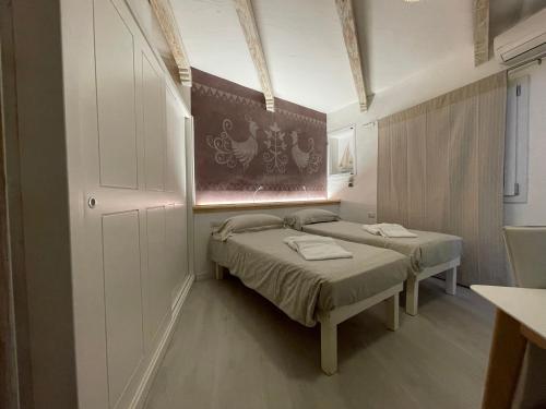 奥尔比亚黛安娜之家住宿加早餐酒店的小型客房 - 带2张床和窗户