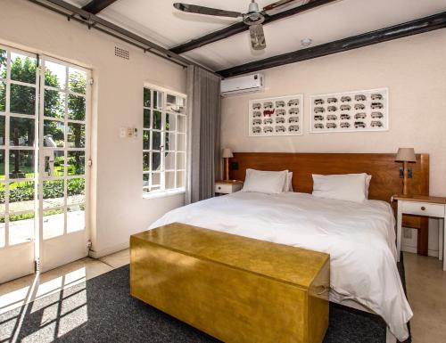 格拉斯科普赫拉斯科普酒店的一间卧室配有一张大床,床尾设有一张金色长椅