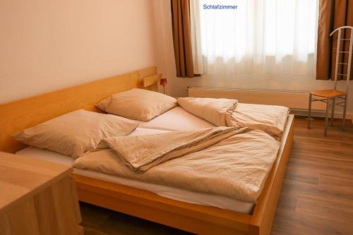 新勃兰登堡Freundliche Wohnung mit Parkplatz und Terrasse的一张床上有两个枕头的房间