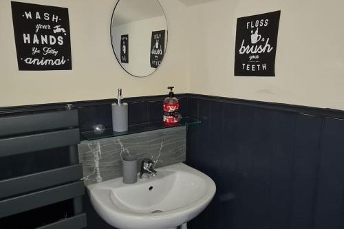 贝里Bury Stays的浴室设有白色水槽和镜子