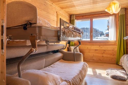 瓦尔Chalet Mountainside avec sauna et jacuzzi à 200m des pistes的小木屋内带两张双层床的客房