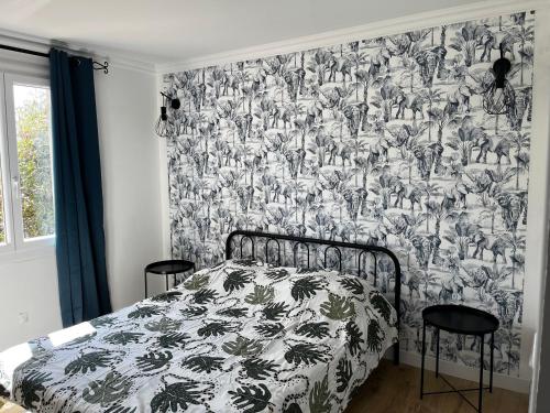 格吕桑Maison gruissan les Ayguades, 2 chambres的一间卧室配有一张带花卉壁纸的床