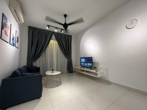 努沙再也Teega Suites #3101 Puteri Harbour Iskandar Puteri的带沙发和吊扇的客厅
