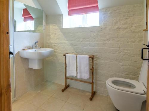 Ampney CrucisThe Long Barn的白色的浴室设有水槽和卫生间。