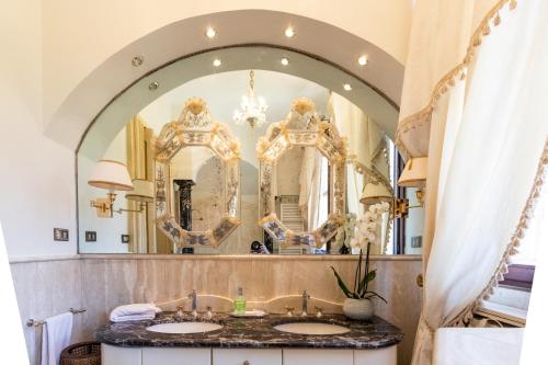 米拉Villa Liberty a soli 20km da Venezia的浴室在镜子前设有两个水槽