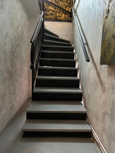 锡比乌Casa Rania的大楼内有黑白色楼梯的楼梯
