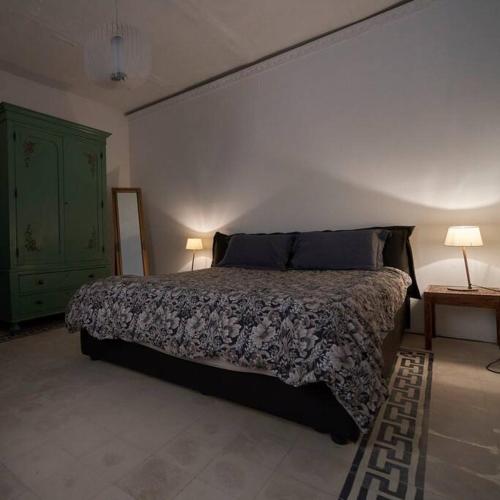 瓦莱塔House of Character in Valletta的一间卧室配有一张床和一个绿色的橱柜