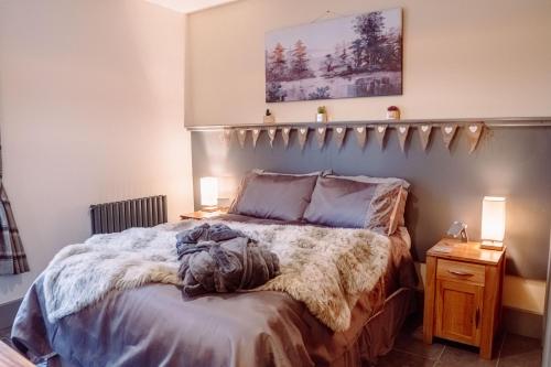邓布兰Cottage Apartment的一间卧室配有一张大床,设有一张大号双人床。