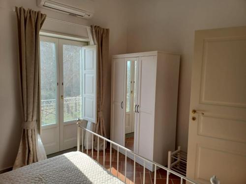 PolvicaAGRITURISMO ANTICHI SAPORi的一间卧室设有一张床和一个大窗户