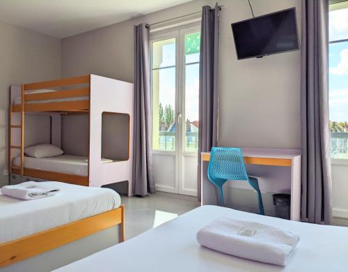 佩罗讷Auberge des Remparts的一间卧室配有两张床和一张双层床。