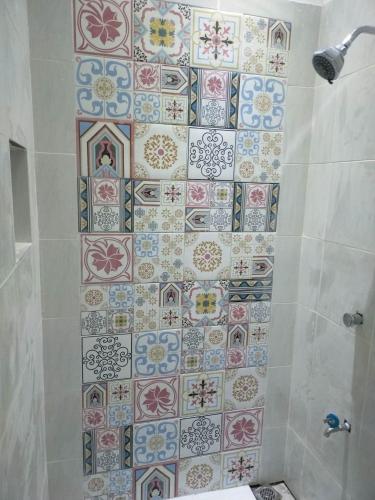 巴科洛德FAST Wifi 400 Mbps Tiny House in Bacolod City的浴室设有瓷砖墙和淋浴