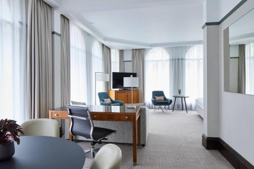 利兹万豪利兹度假酒店的酒店客房配有书桌和椅子