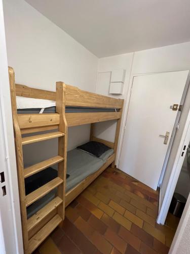 滨海圣西尔La Madrague的配有衣柜的小客房内的双层床