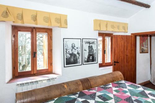 安科纳Casale della Luna的一间卧室设有一张床和两个窗户。