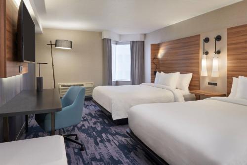 尼亚加拉瀑布Fairfield by Marriott Niagara Falls, Canada的酒店客房配有两张床和一张书桌