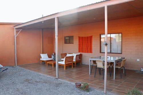 圣佩德罗·德·阿塔卡马Peumayen Atacama cabaña&Hostal的一个带桌椅的封闭式庭院