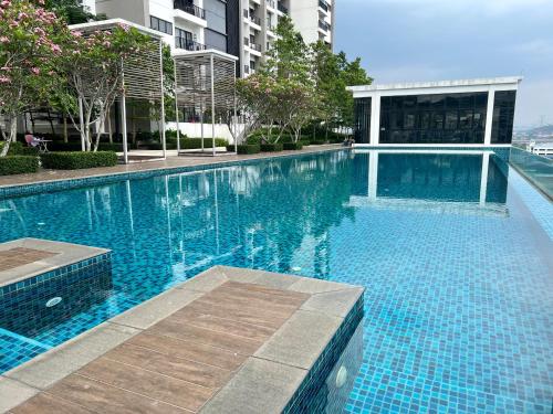 史里肯邦安Cozy Studio Sk 1 Residence for 4 pax UPM Mines Serdang的大楼里的一个大型蓝色游泳池