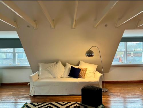 都柏林Charming central 3 Bed的窗户客房内的白色沙发